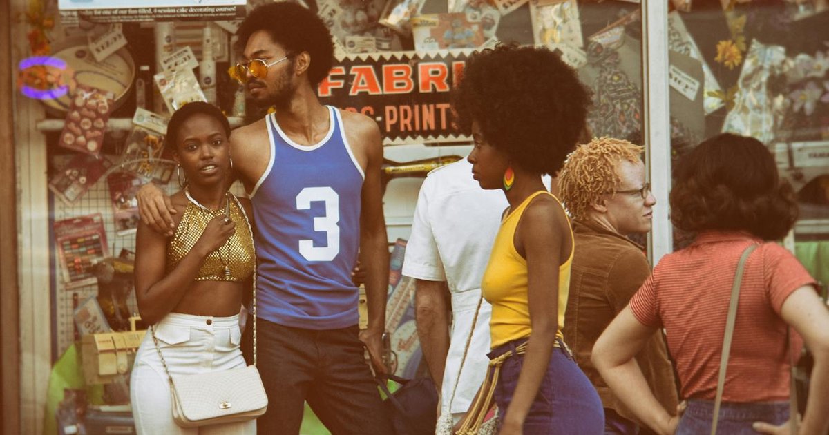 A vintage gas station with cars from the 1970s, symbolizing the oil crisis