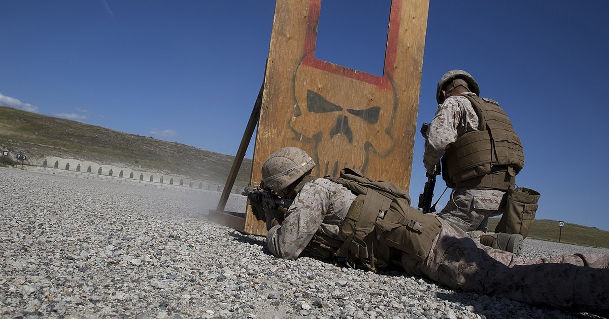 Screenshot of 007 First Light showcasing Tac-Sim gameplay features and objectives.