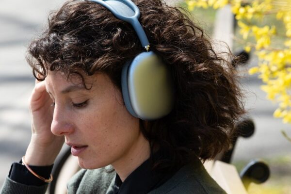 AirPods Deals Highlight Hardware Trends: Who Really Benefits?