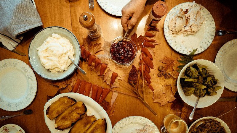 Ben Stiller and Robert De Niro at a Thanksgiving-themed event.