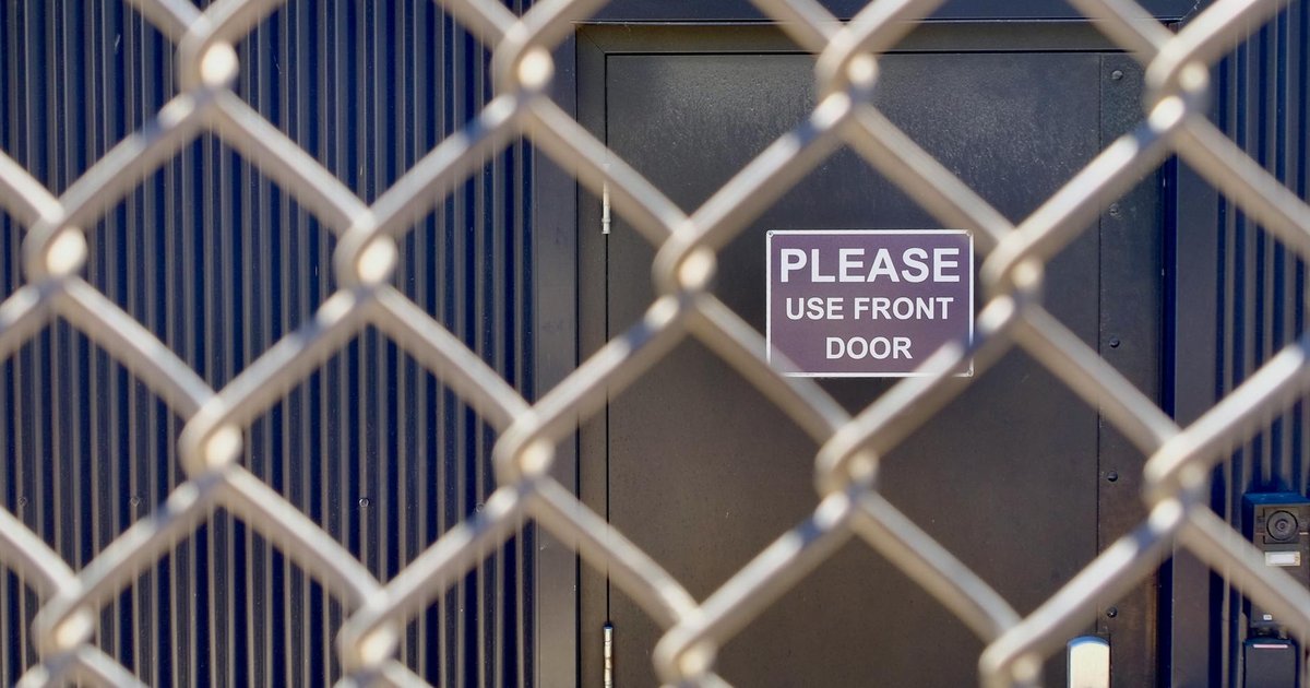 Illustration of cybersecurity threats related to Bitwarden CLI vulnerabilities