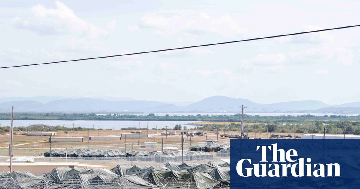 Protest against Guantánamo Bay migrant camp for Cuban refugees, highlighting human rights concerns.