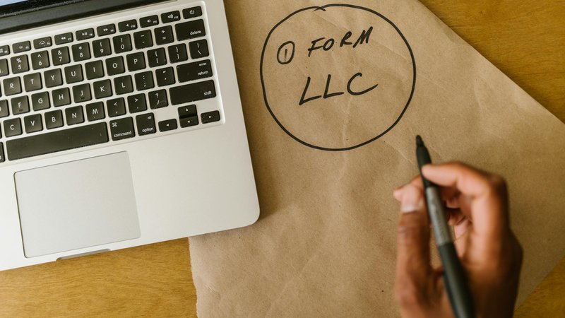 financial advisor consulting clients — Trending