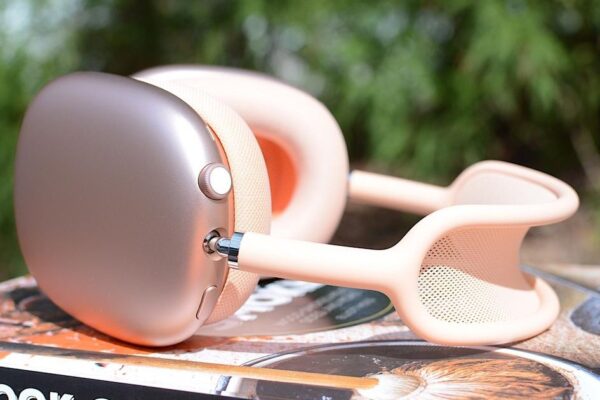 Latest hardware reviews featuring ASUS, Apple, and Sonos devices.