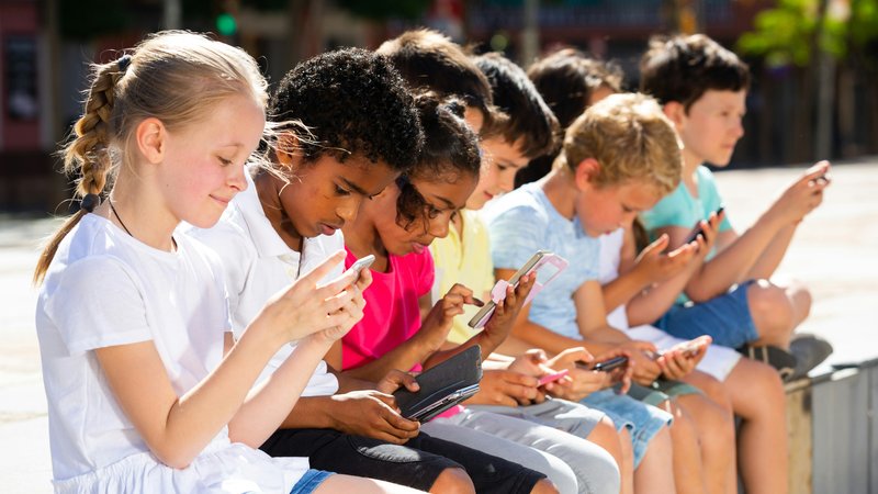 Screens in Schools: What the New Screen-Time Debate Means for Educators