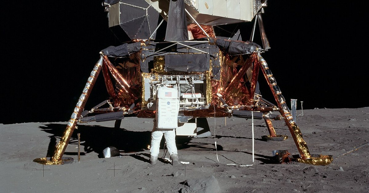 Stunning Earthset image captured during NASA's Artemis II lunar flyby