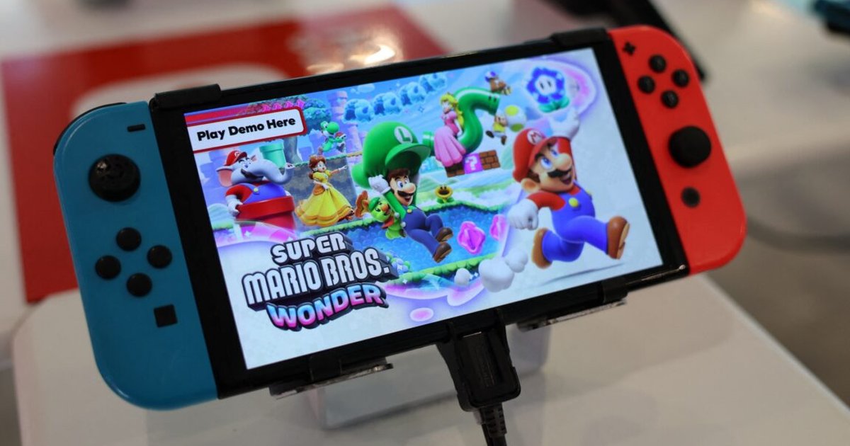 Nintendo logo with a gavel symbolizing tech regulation and consumer rights