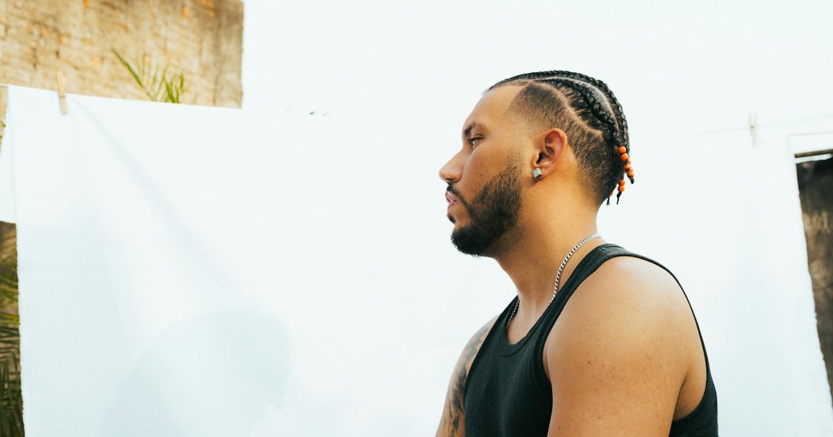 Ozuna, Dany Ome, and Kevincito El 13 in the music video for 'Paciente'