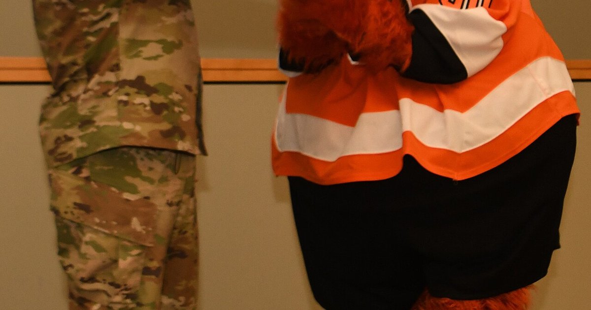 Philadelphia Flyers and Pittsburgh Penguins face off in Eastern Conference playoffs Game 1