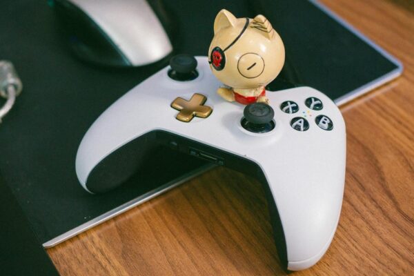 Splatoon Raiders game cover featuring vibrant colors and characters from the series.