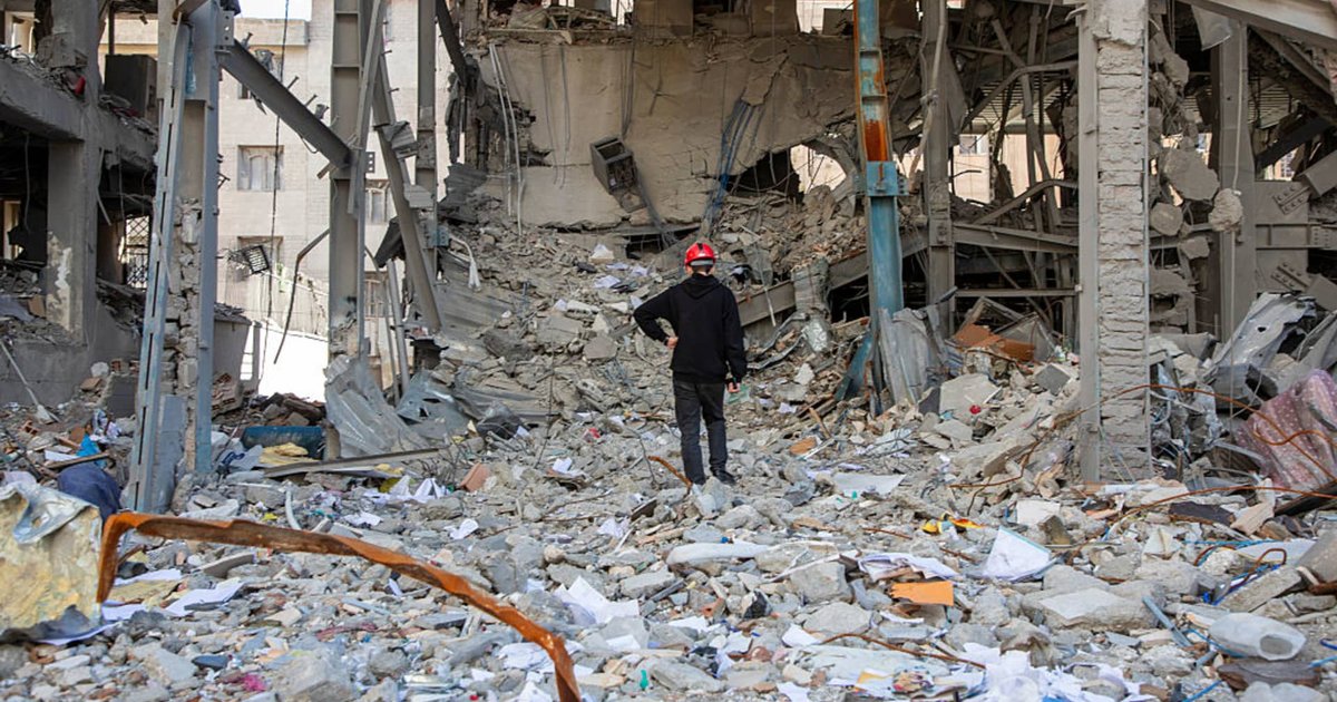 Policymakers discussing stagflation and energy risks during a press conference.