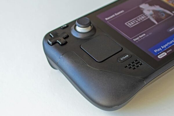 Valve's Steam Deck showcasing gaming performance tools and ratings