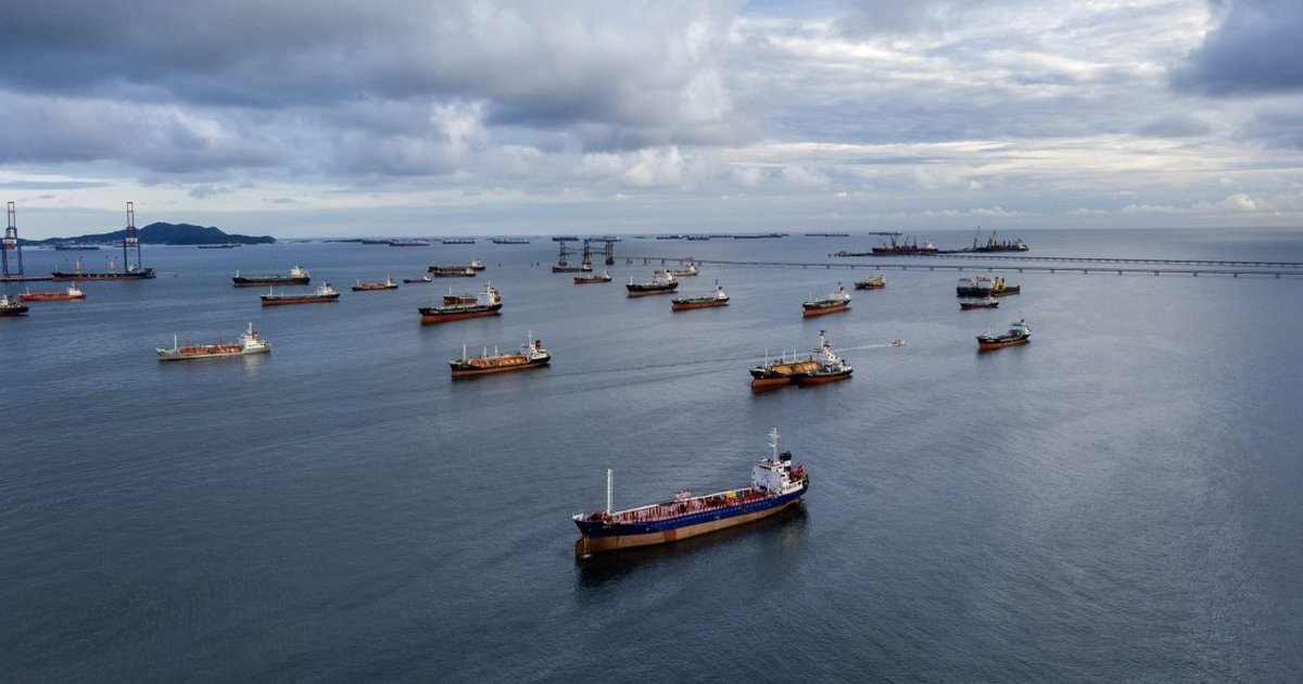 Map of the Strait of Hormuz highlighting key shipping routes and geopolitical tensions