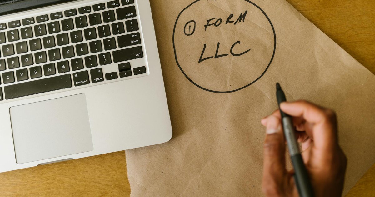 Visual comparison of trusts and LLCs for financial planning