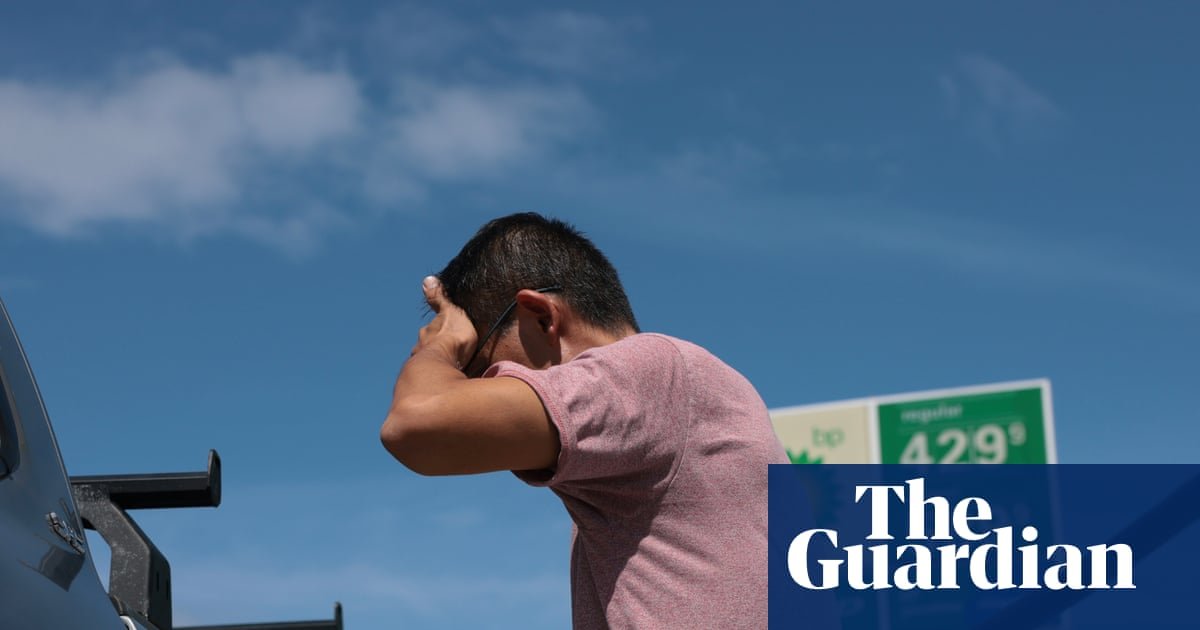 Graph depicting US inflation rates amid Iran tensions and trade policy changes.